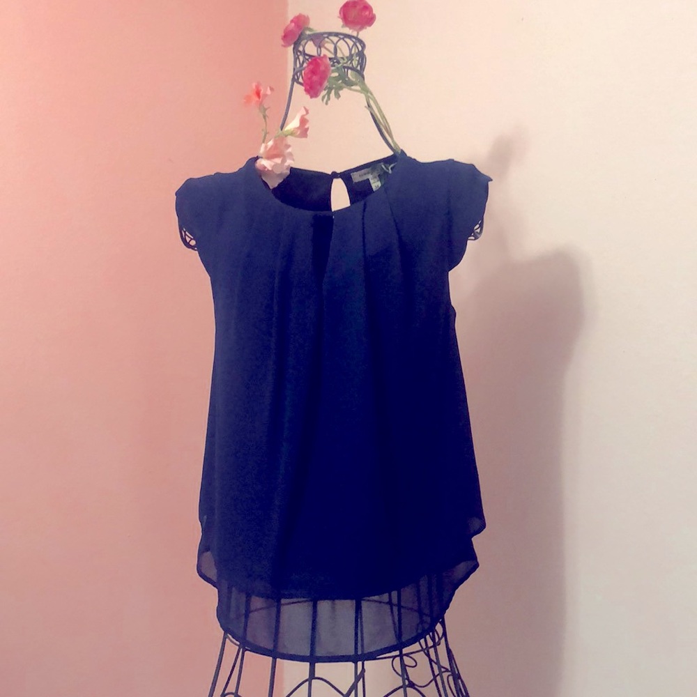 Cute navy blue top.